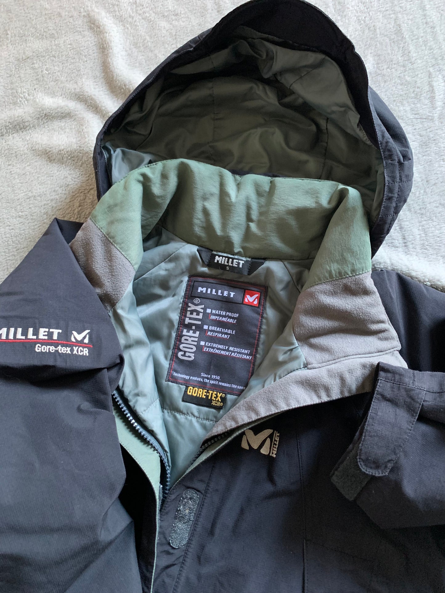 Blouson millet d’occasion en gore tex pour femmes. Taille S.