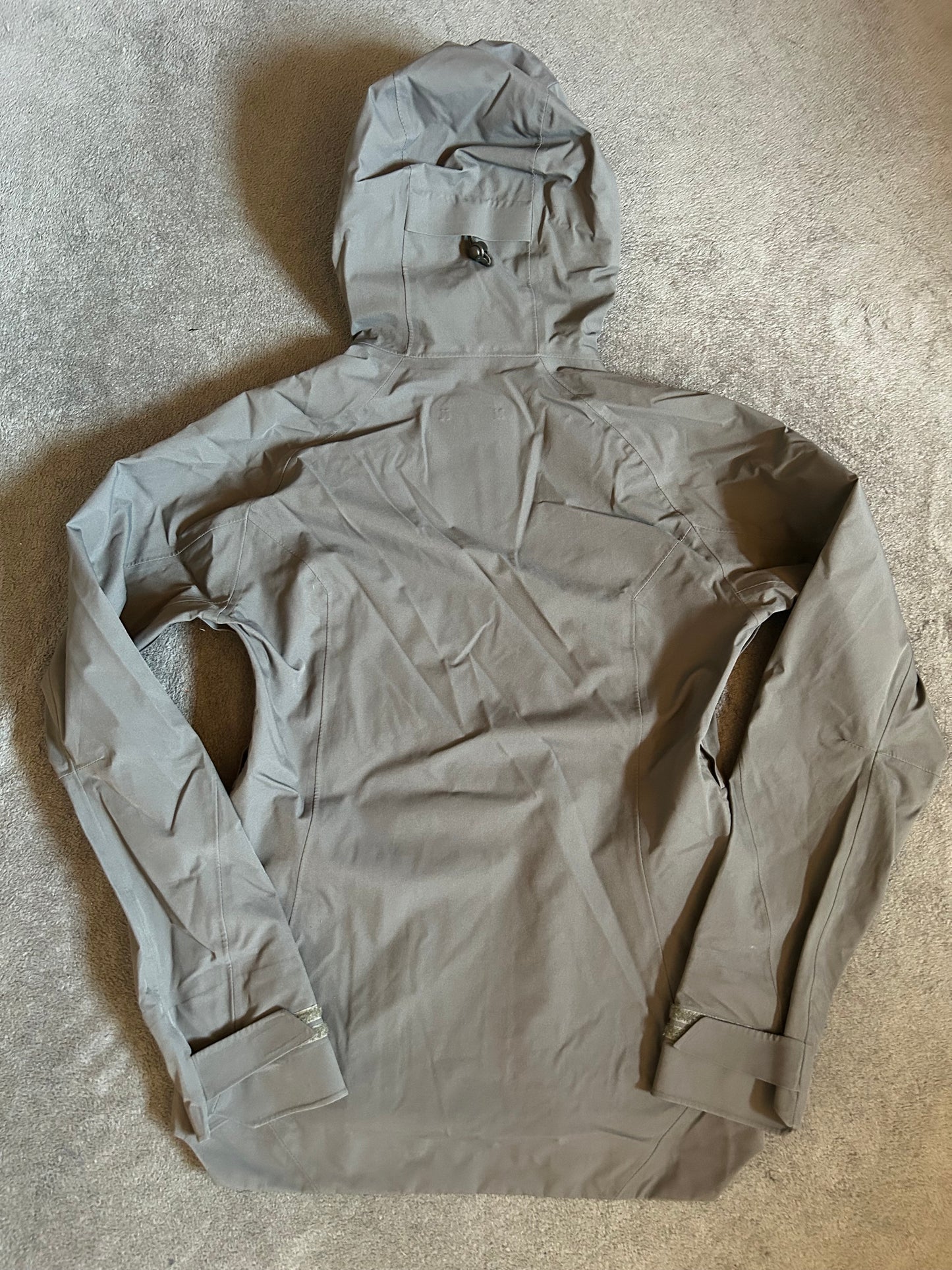 Veste imperméable quechua d’occasion MH500 pour hommes. Taille XS.