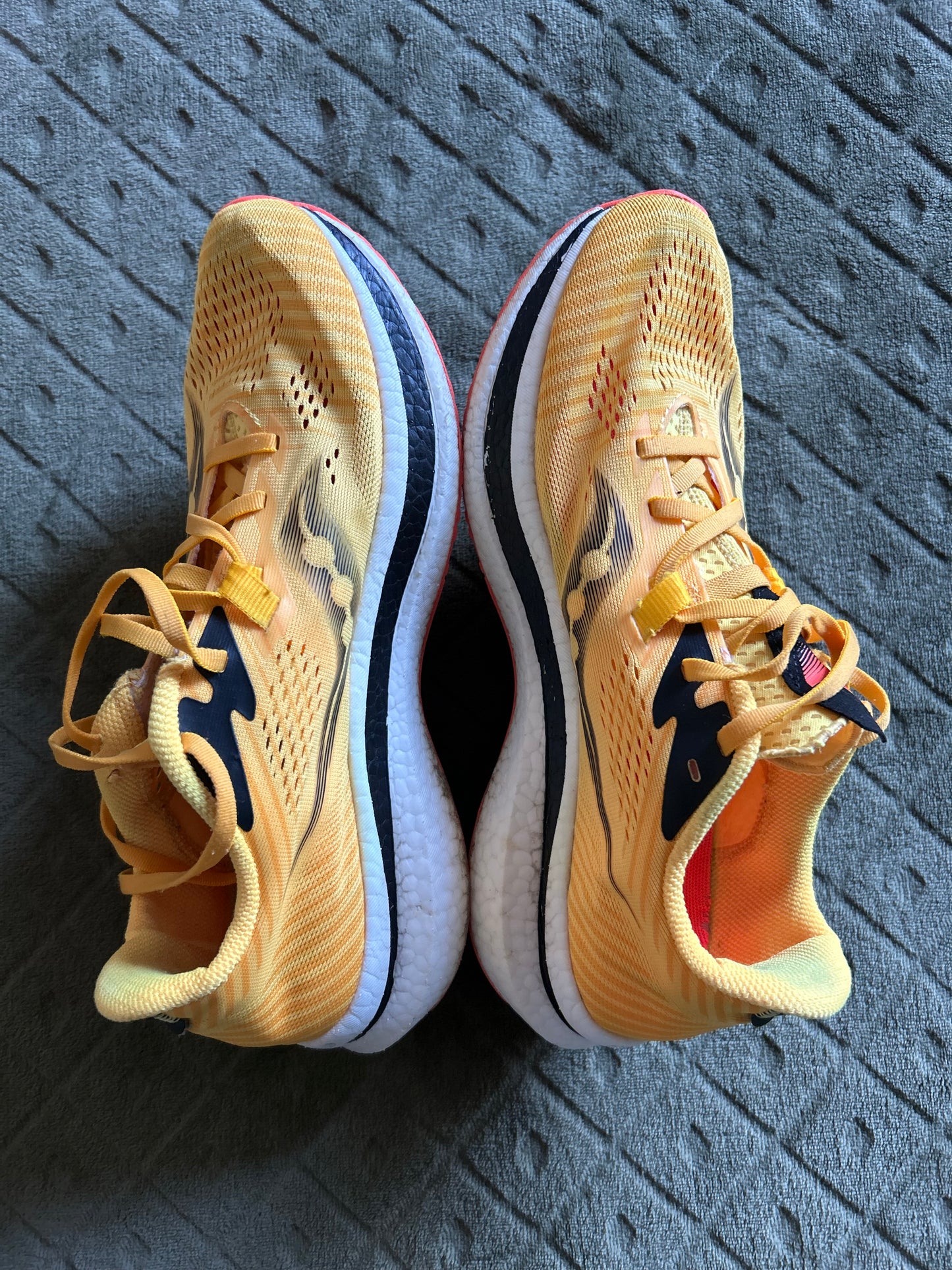 Baskets Saucony Endorphin pro 2 d’occasion. Taille 43/44