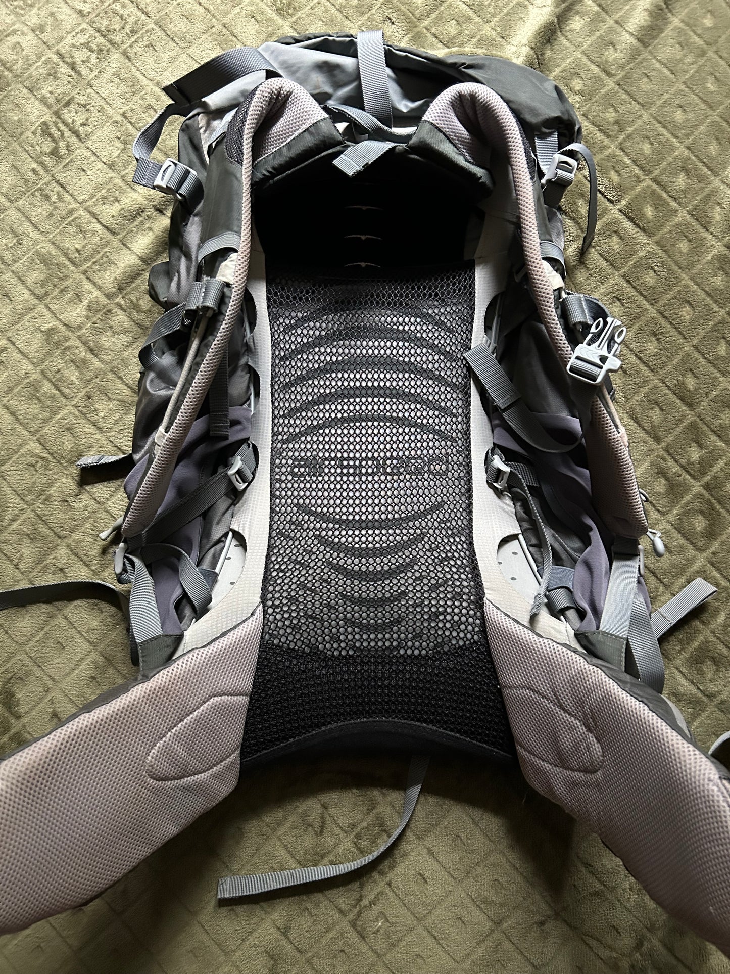 Location sac à dos Osprey Atmos 50. Taille M/L. 15 euros / week-end et 20 euros la semaine.