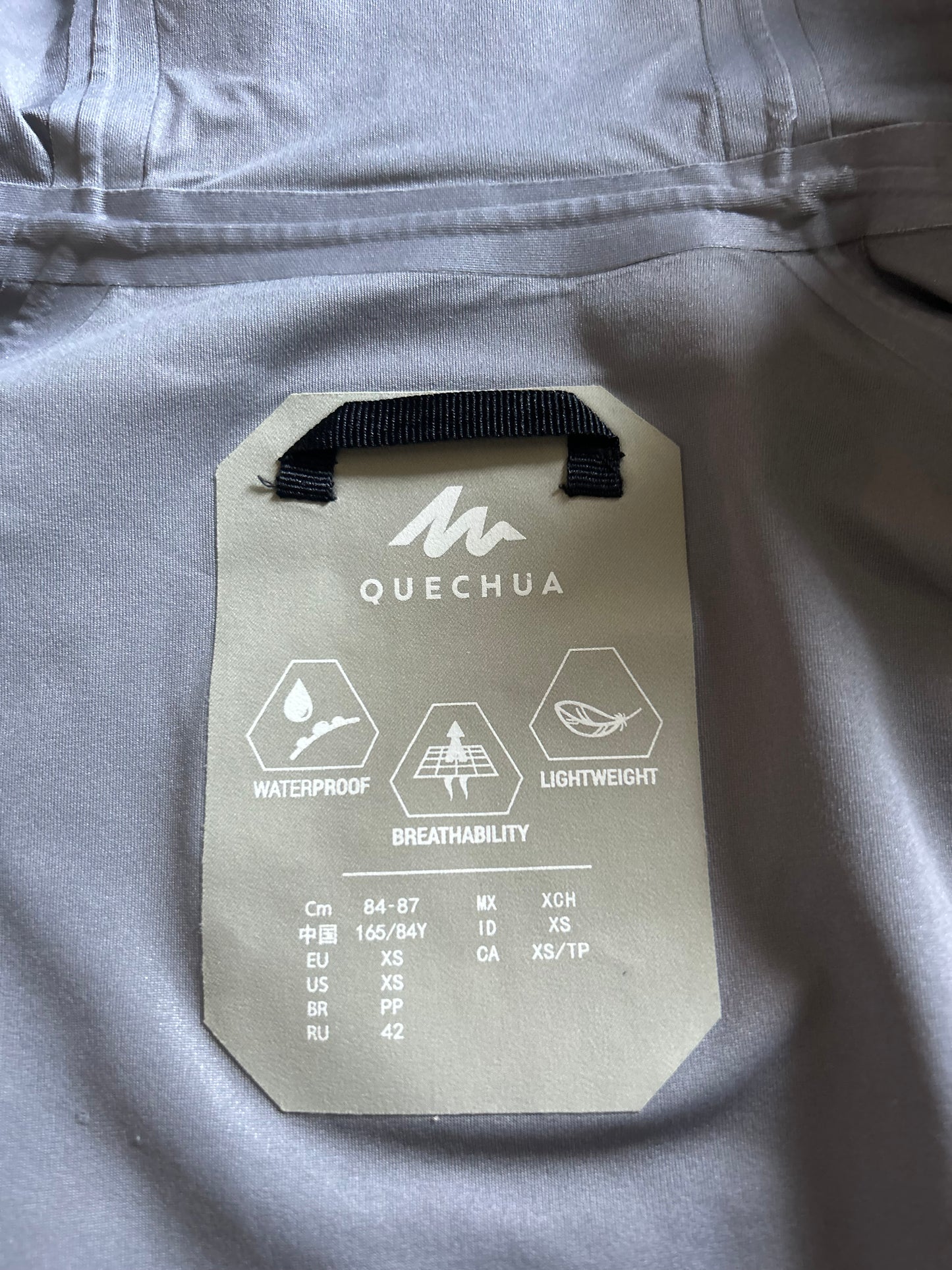 Veste imperméable quechua MH500 d’occasion pour femmes. Taille XS