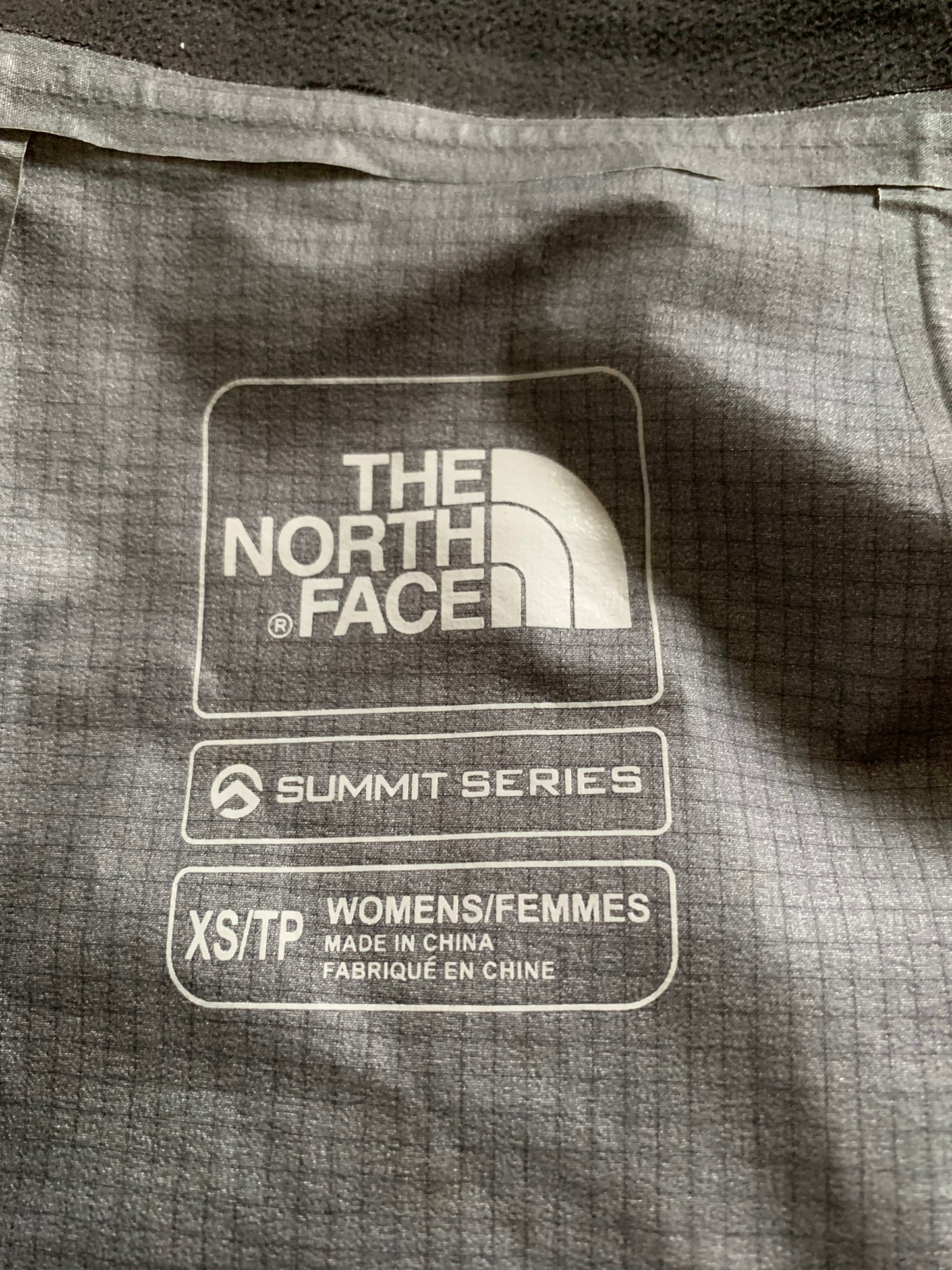 Veste imperméable the north face summit séries gore tex pro d’occasion pour femmes. Taille xs.