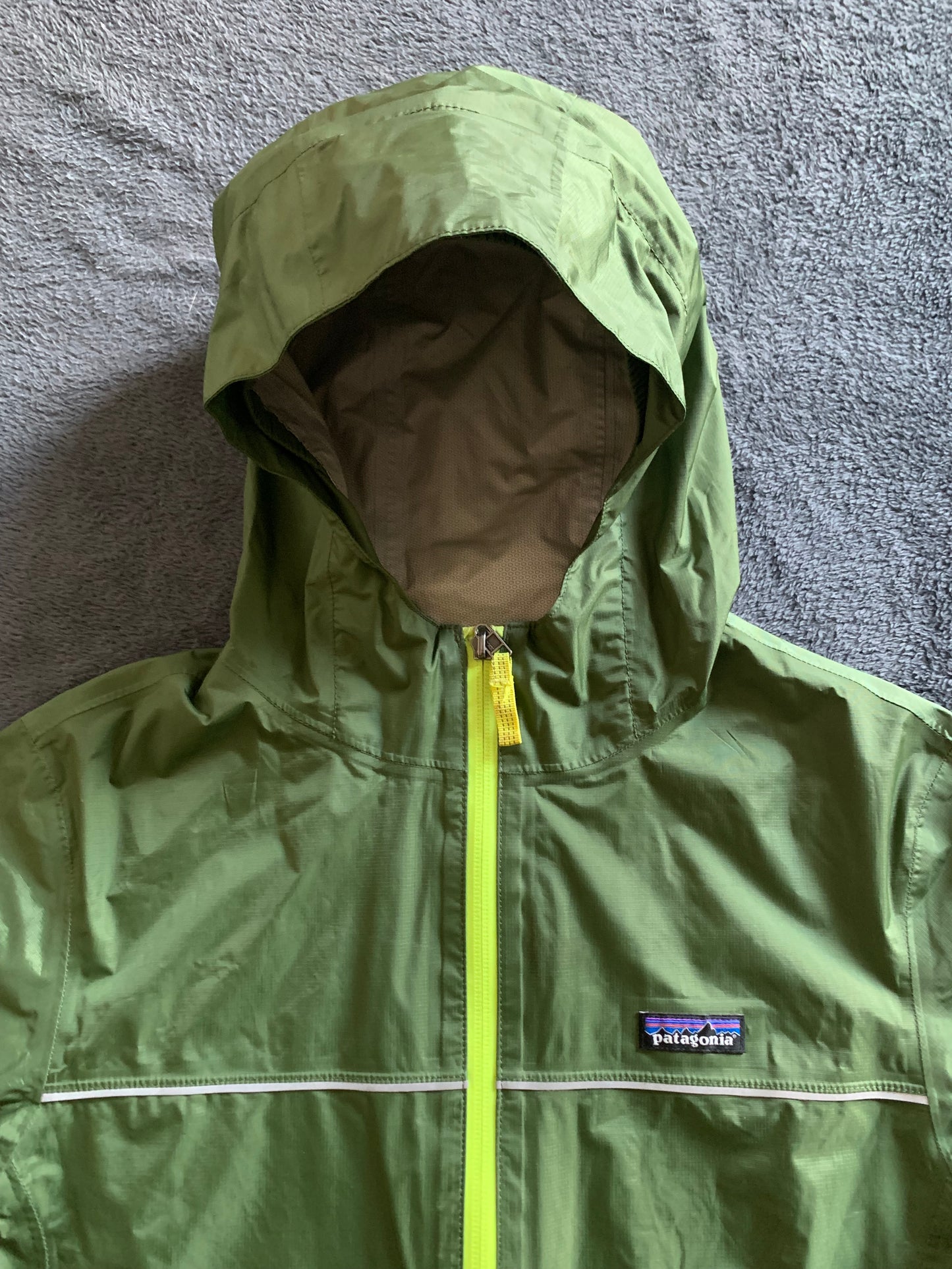 Imperméable patagonia d’occasion pour enfants. Taille 14 ans.