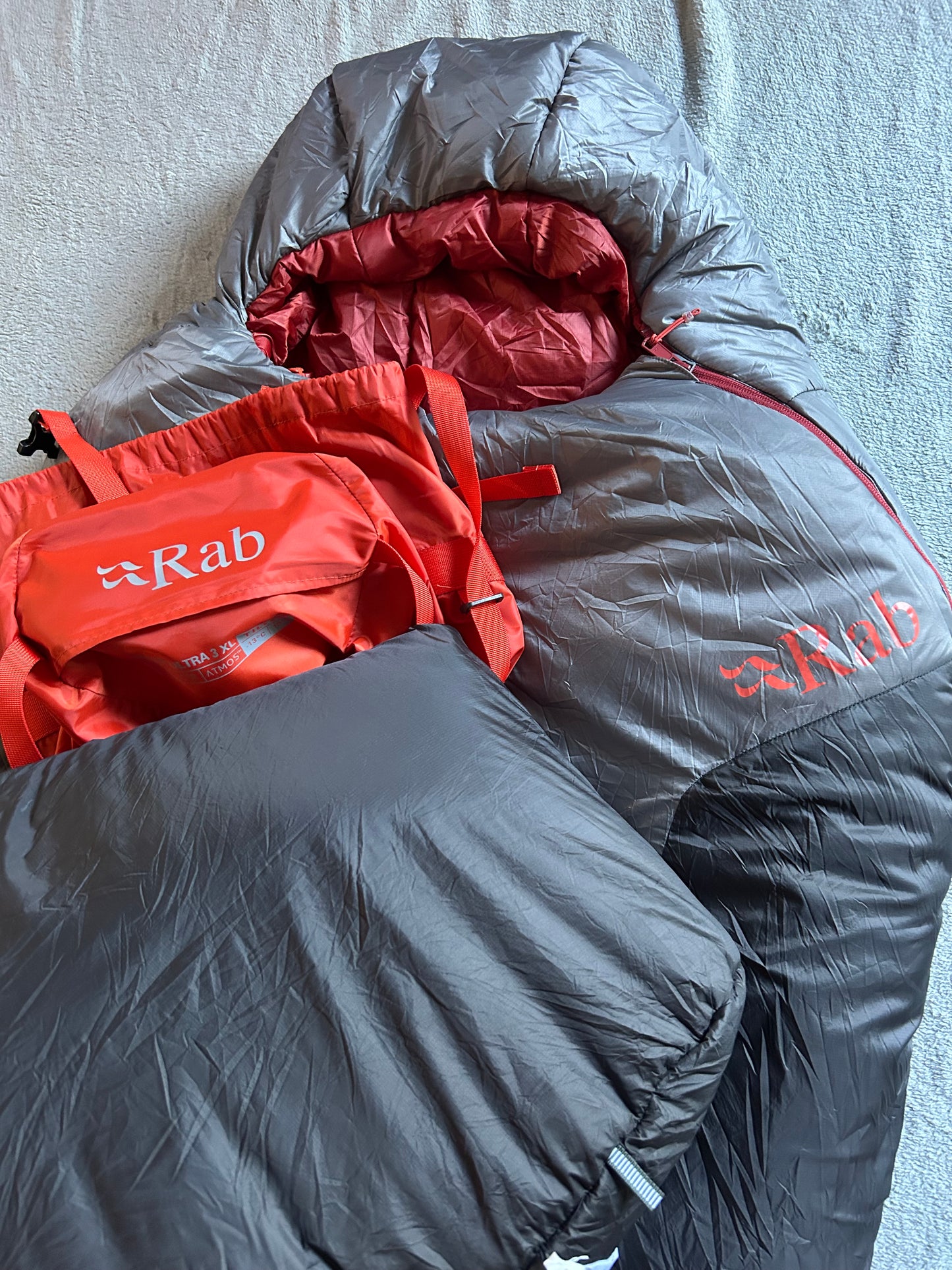 Location sac de couchage RAB solar 0 degrés. Taille XL. ( 20 euros / week-end ).