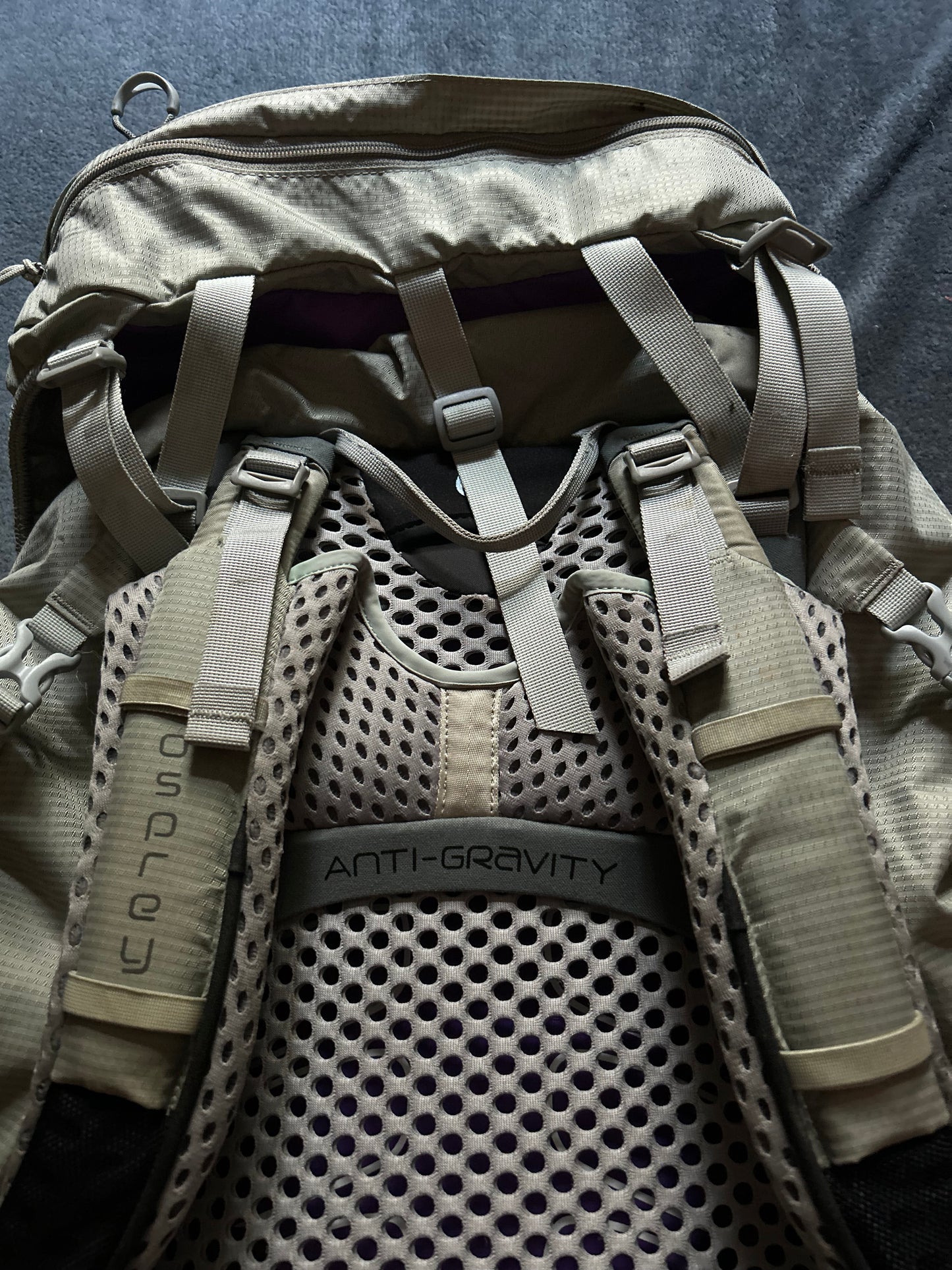 Location: sac à dos Osprey Aura AG. Taille S. 15 euros / week-end et 20 euros / semaine.