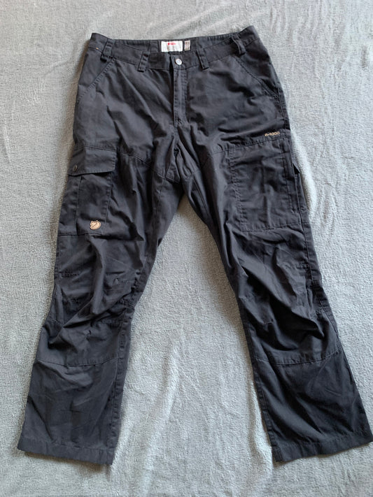 Pantalon de randonnée Fjallraven d’occasion pour femme. Taille L/XL.