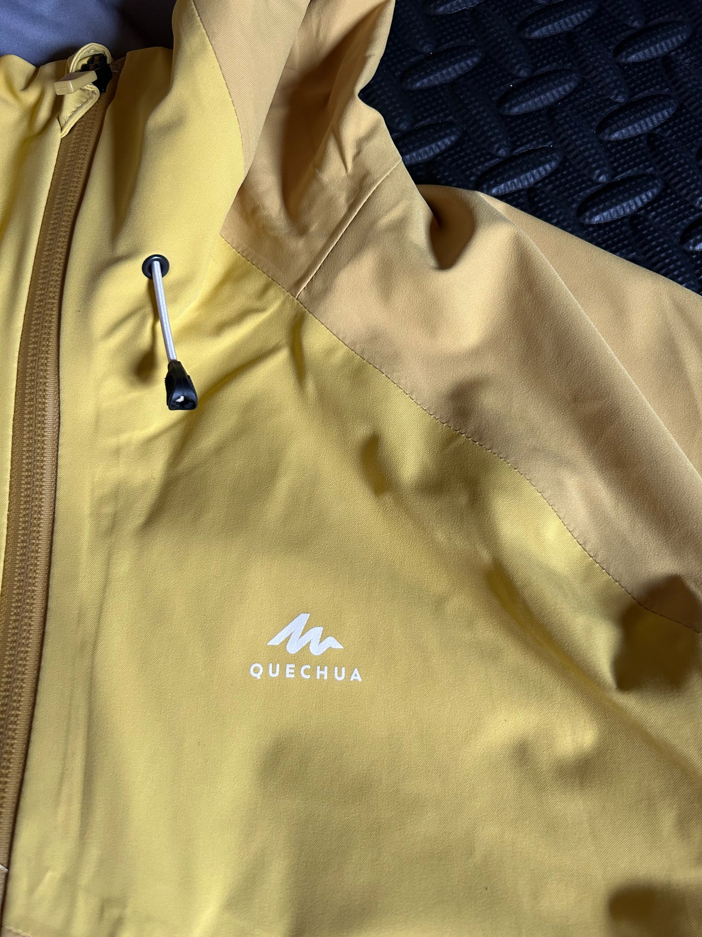 Veste imperméable quechua MH500 d’occasion pour hommes. Taille M