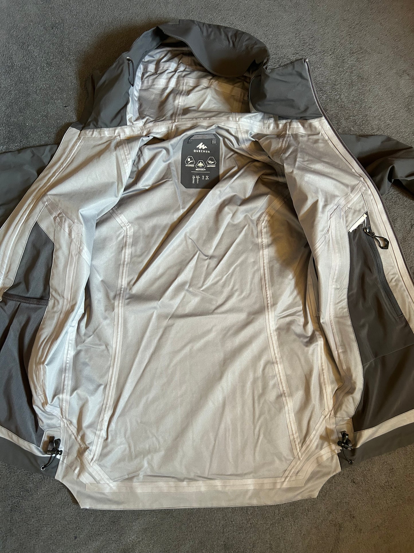 Veste imperméable quechua d’occasion MH500 pour hommes. Taille XS.