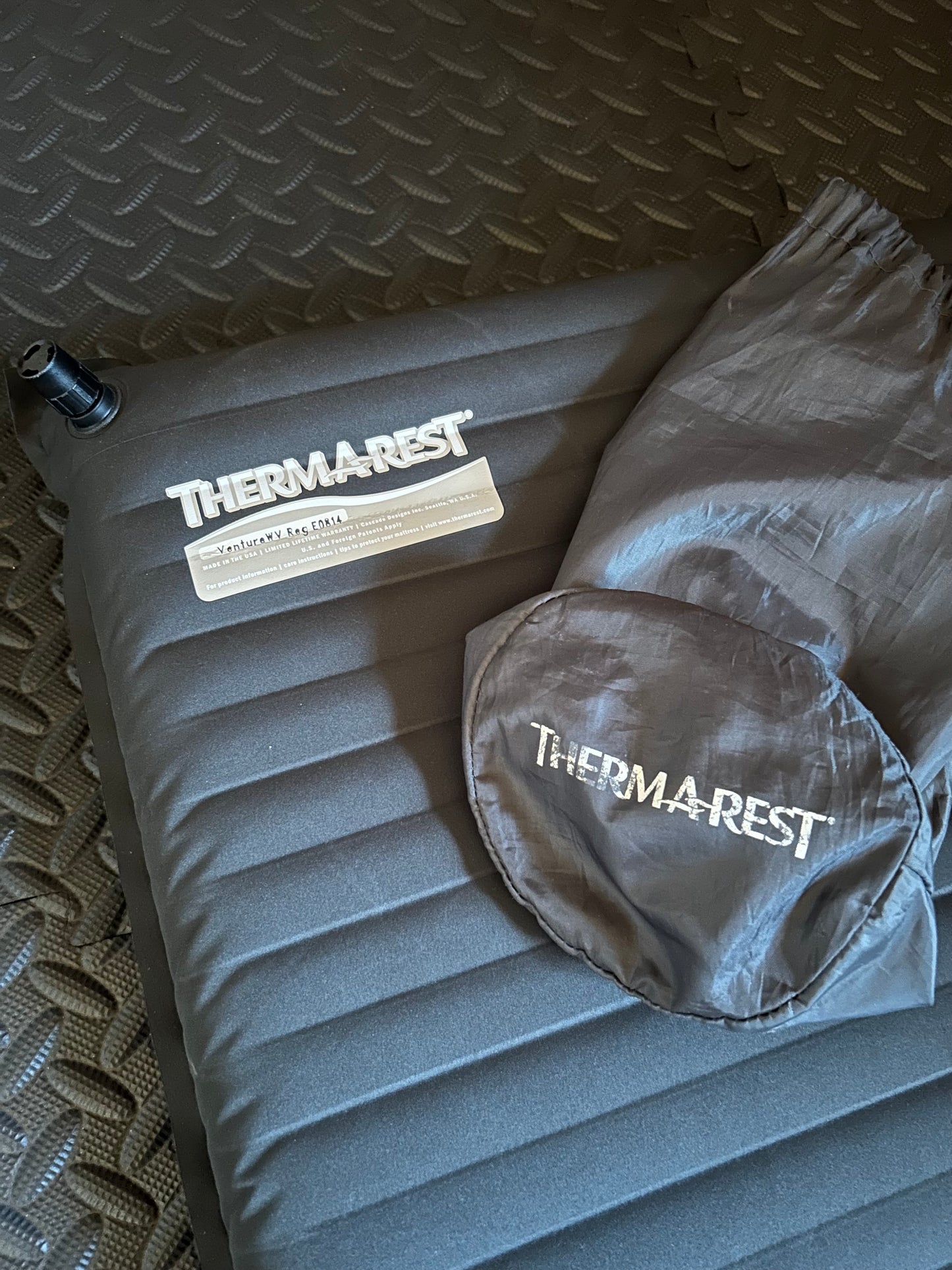 Matelas gonflable Thermarest  d’occasion modèle venture. 560 grammes.