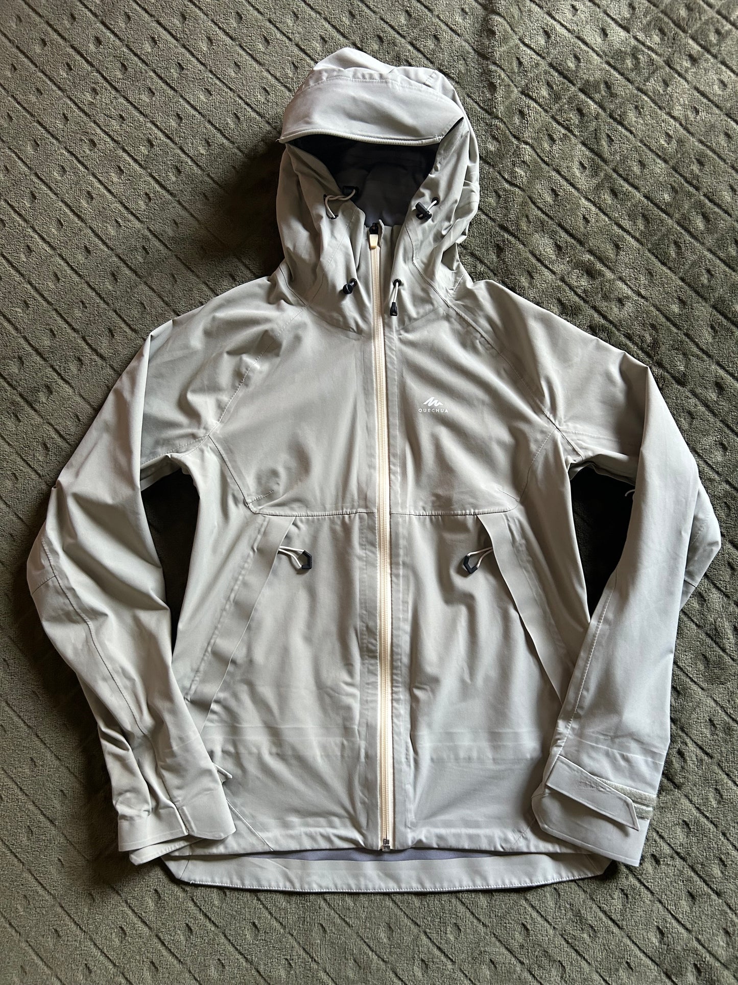 Veste imperméable quechua MH500 d’occasion pour femmes. Taille XS