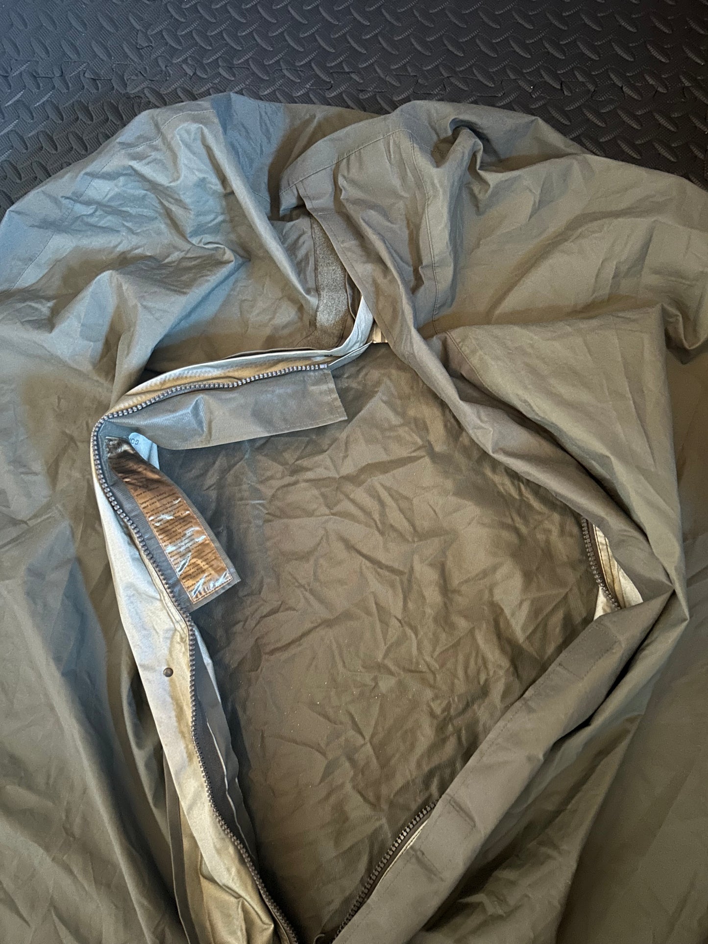 Sac de couchage Carinthia sleeping bag d’occasion en Gore tex.