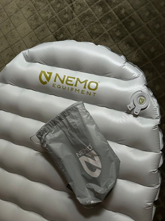 Location matelas gonflable Nemo Tensor Élite régular. 250 grammes. R-value 2,4. ( 20 euros / week-end ).