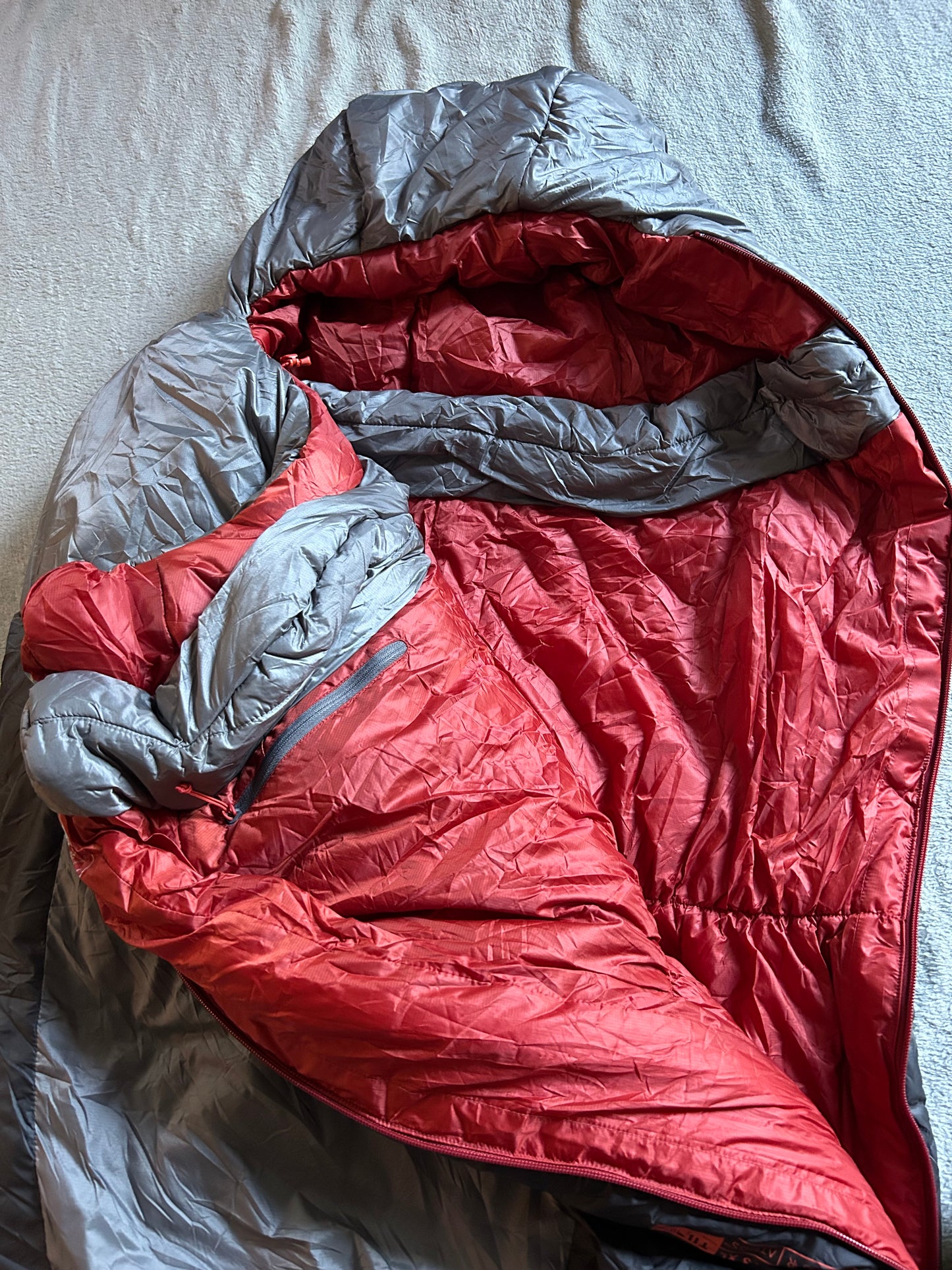 Location sac de couchage RAB solar 0 degrés. Taille XL. ( 20 euros / week-end ).