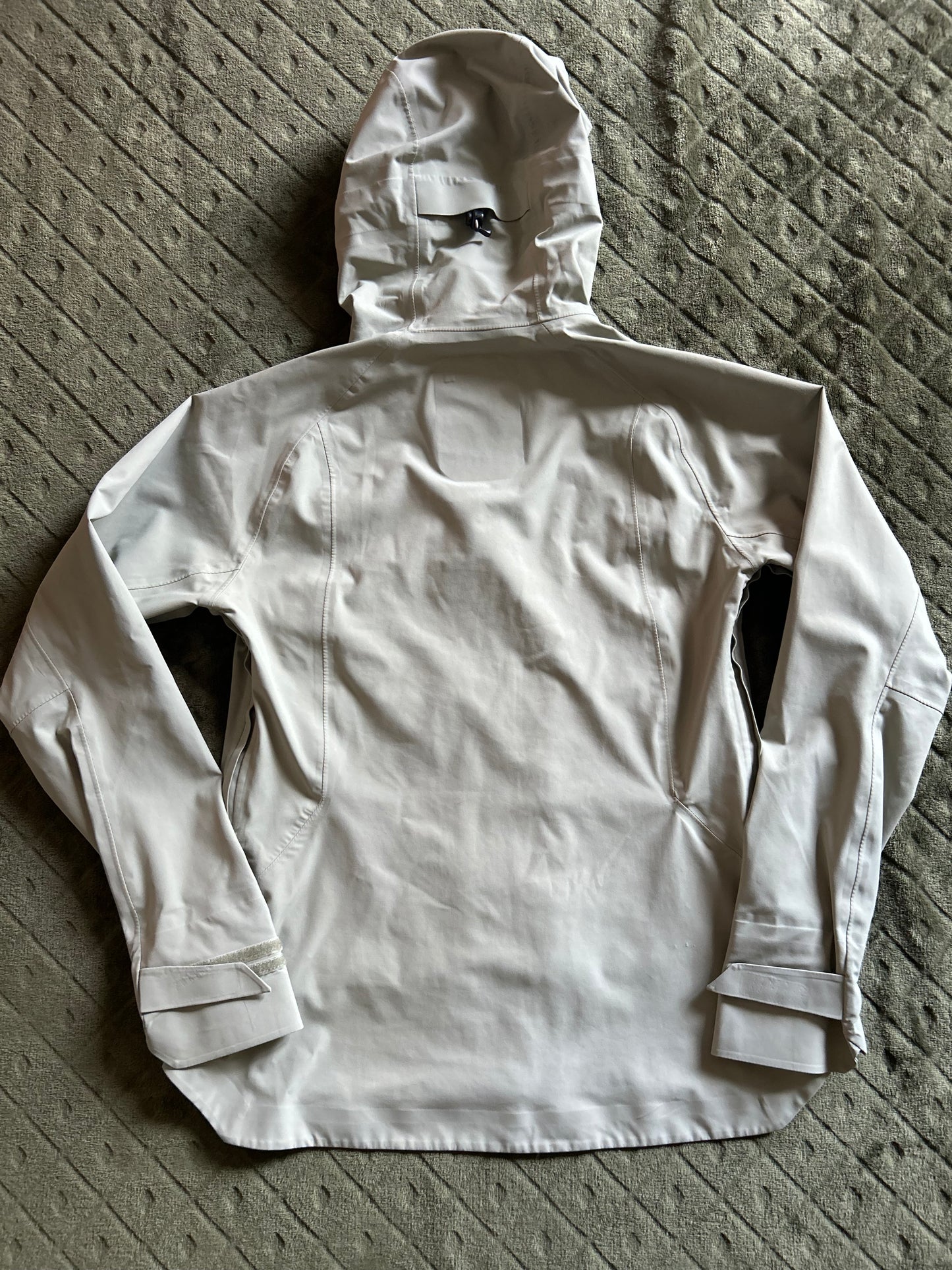 Veste imperméable quechua MH500 d’occasion pour femmes. Taille XS