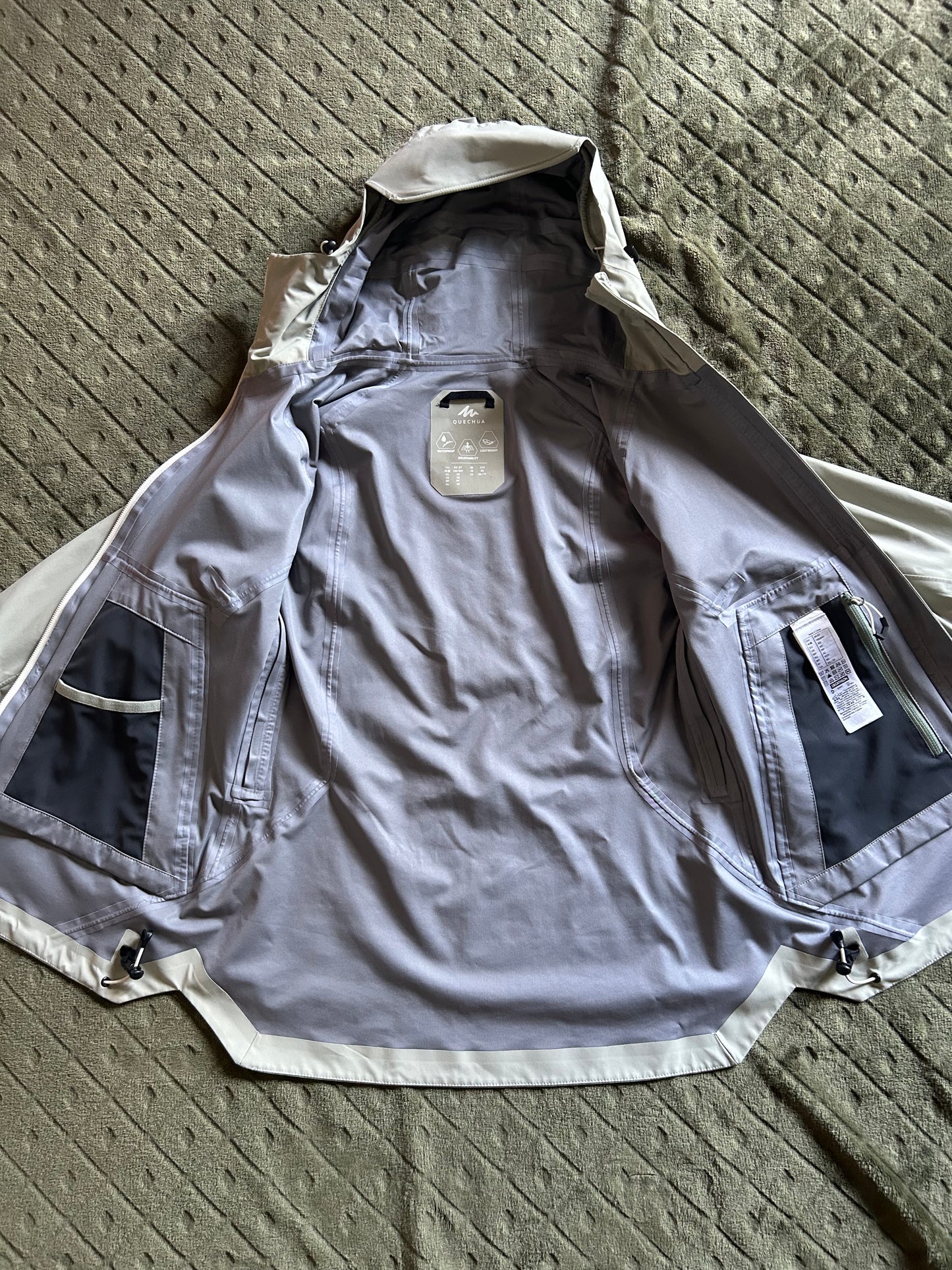 Veste imperméable quechua MH500 d’occasion pour femmes. Taille XS