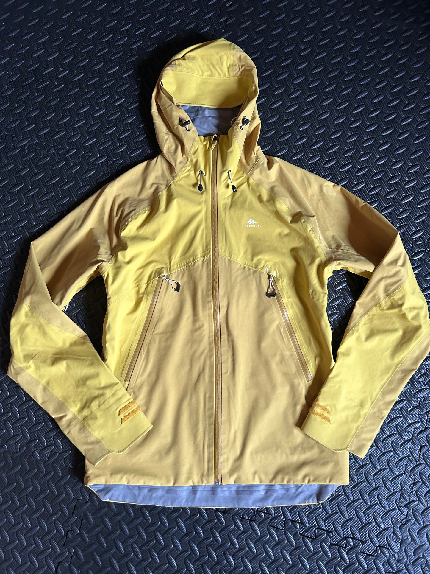 Veste imperméable quechua MH500 d’occasion pour hommes. Taille M
