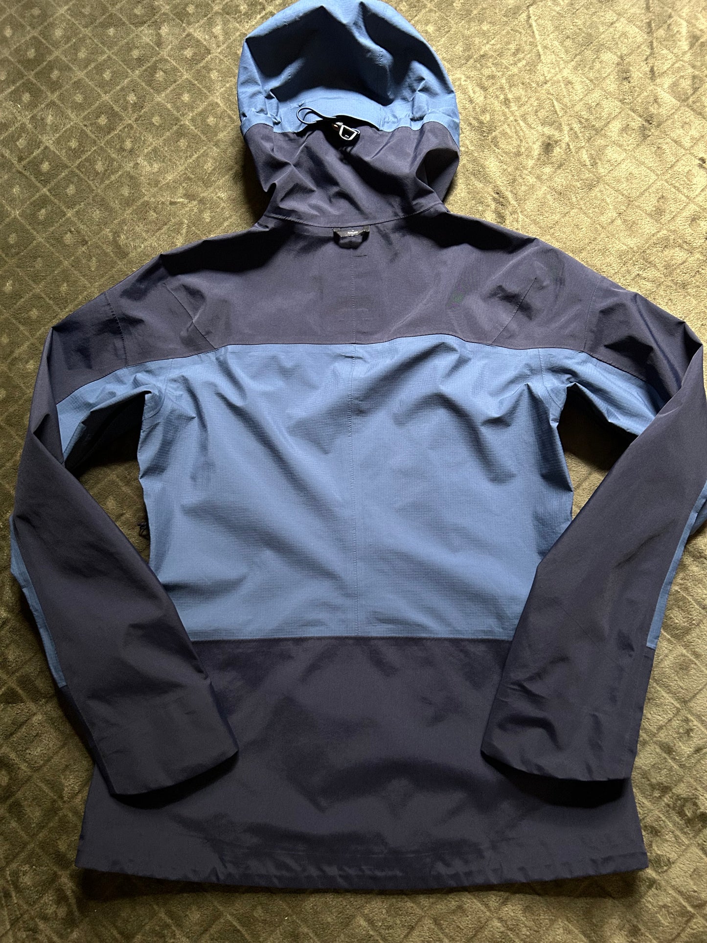 Veste imperméable forclaz MT500 d’occasion pour femmes. Taille M