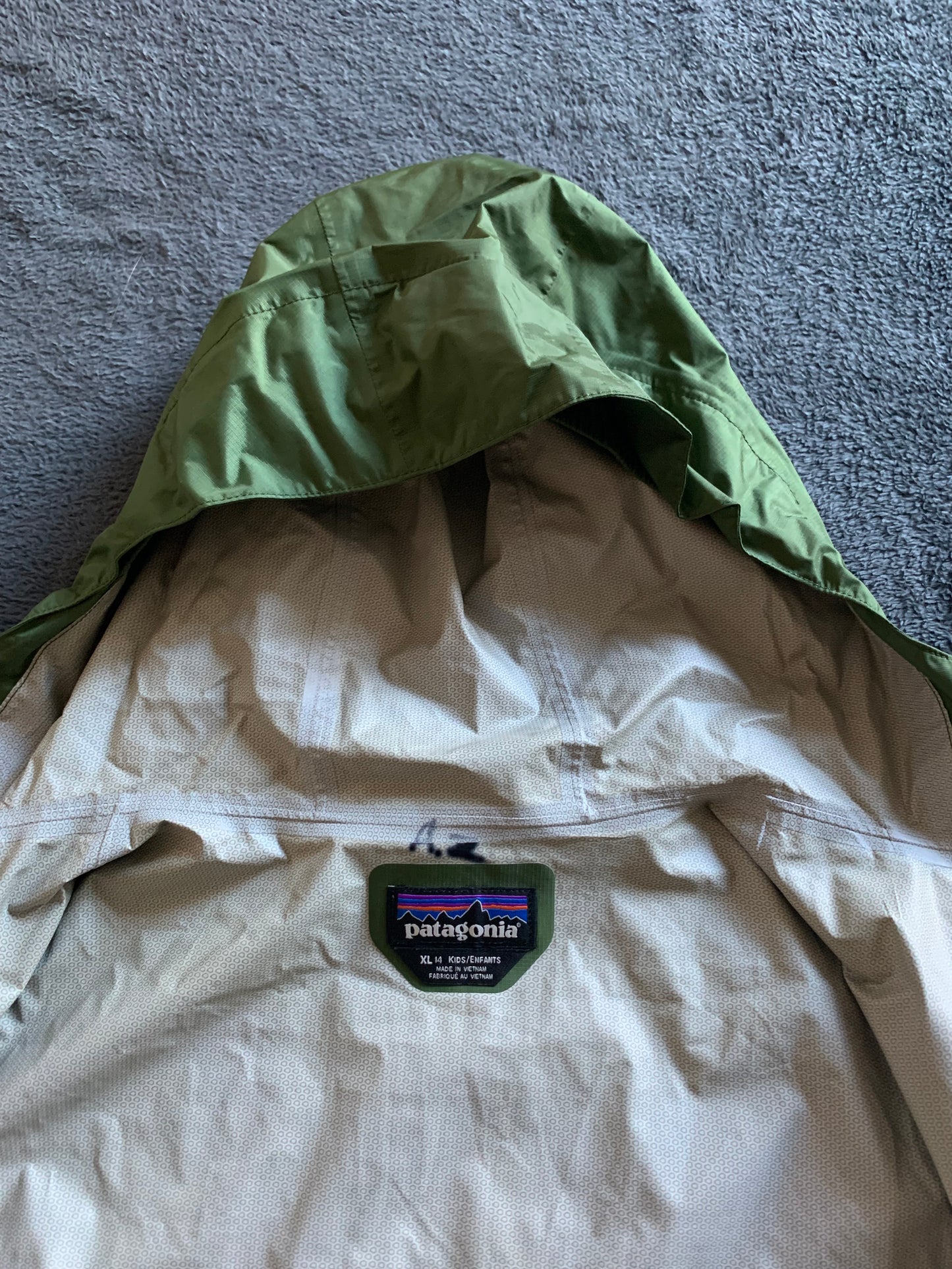 Imperméable patagonia d’occasion pour enfants. Taille 14 ans.