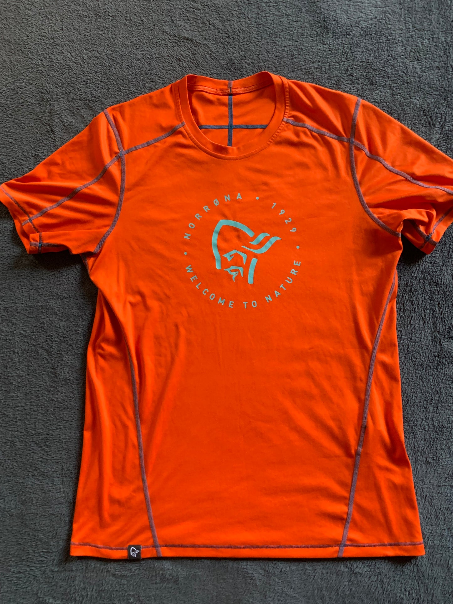 Tee shirt de sport Norrona d’occasion pour hommes. Taille S