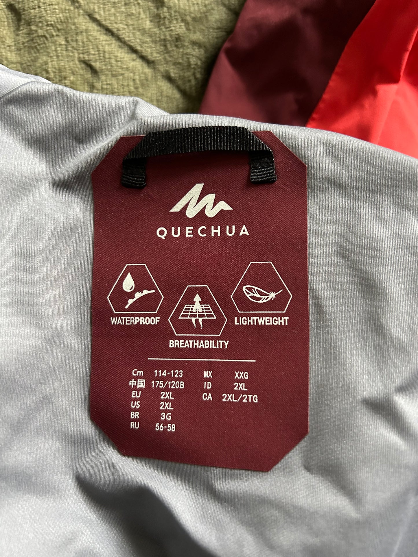 Veste imperméable quechua MH500 d’occasion pour femme. Taille 2XL.