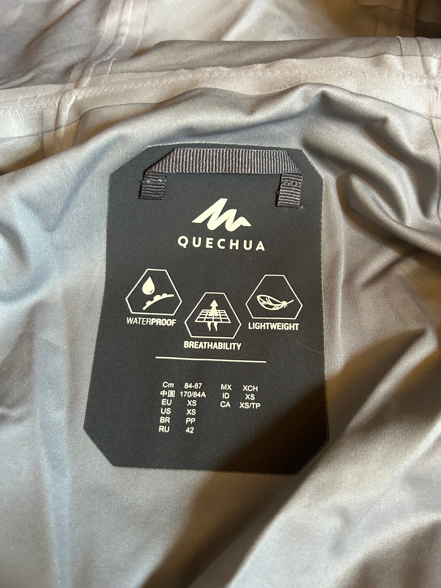 Veste imperméable quechua d’occasion MH500 pour hommes. Taille XS.