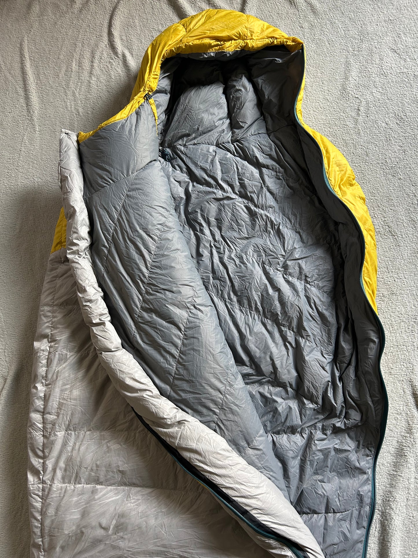 Location sac de couchage forclaz 0 degrés en plumes. Taille L. ( 20 euros / week-end ).