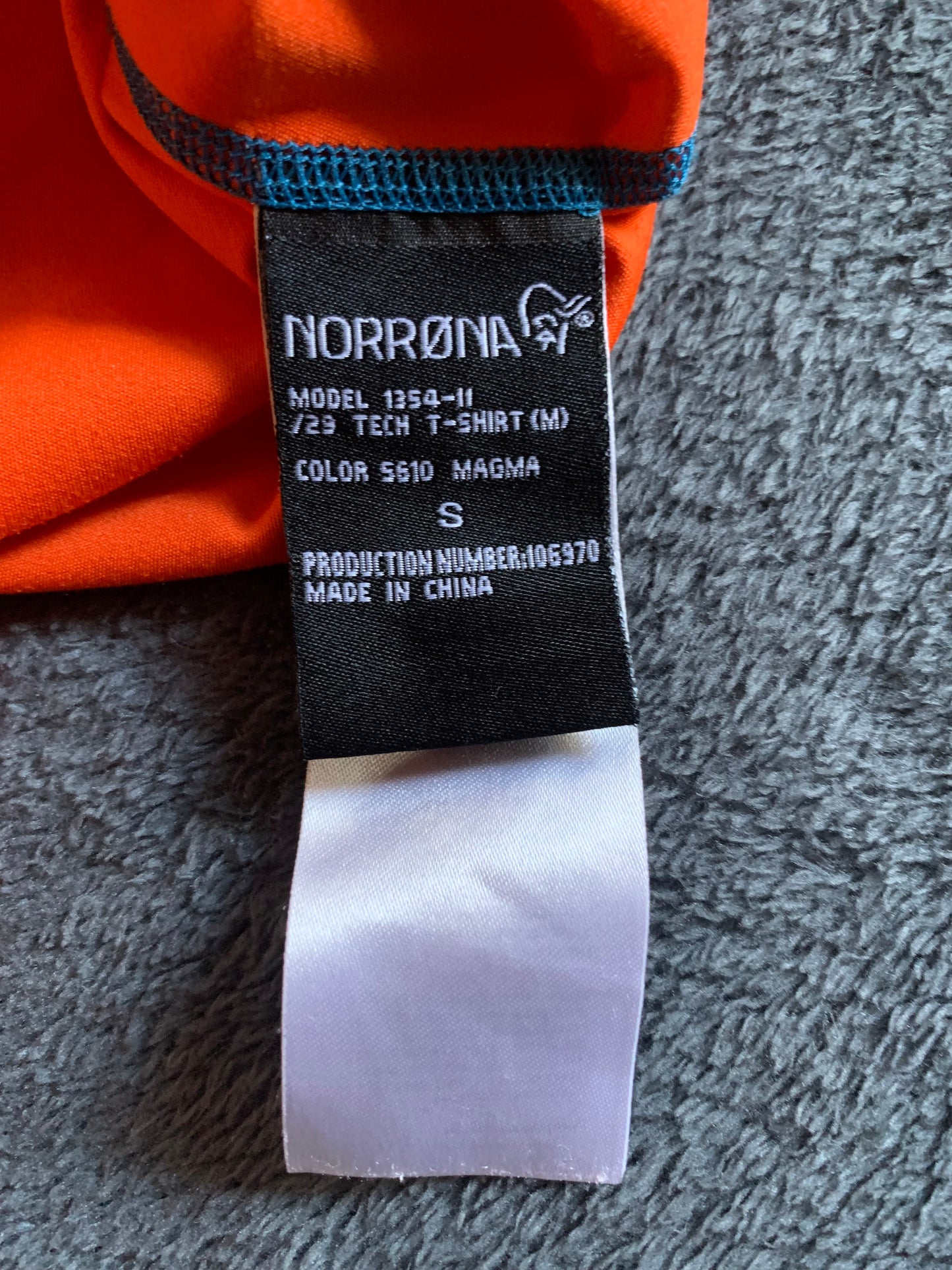 Tee shirt de sport Norrona d’occasion pour hommes. Taille S
