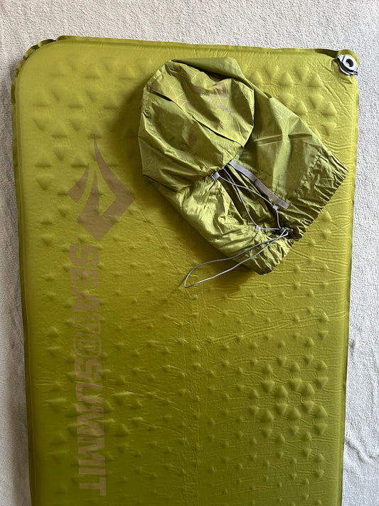 Location matelas gonflable Sea to summit camp mat S.I large. 1180 grammes. R-Value 4,2. ( 15 euros / week-end).