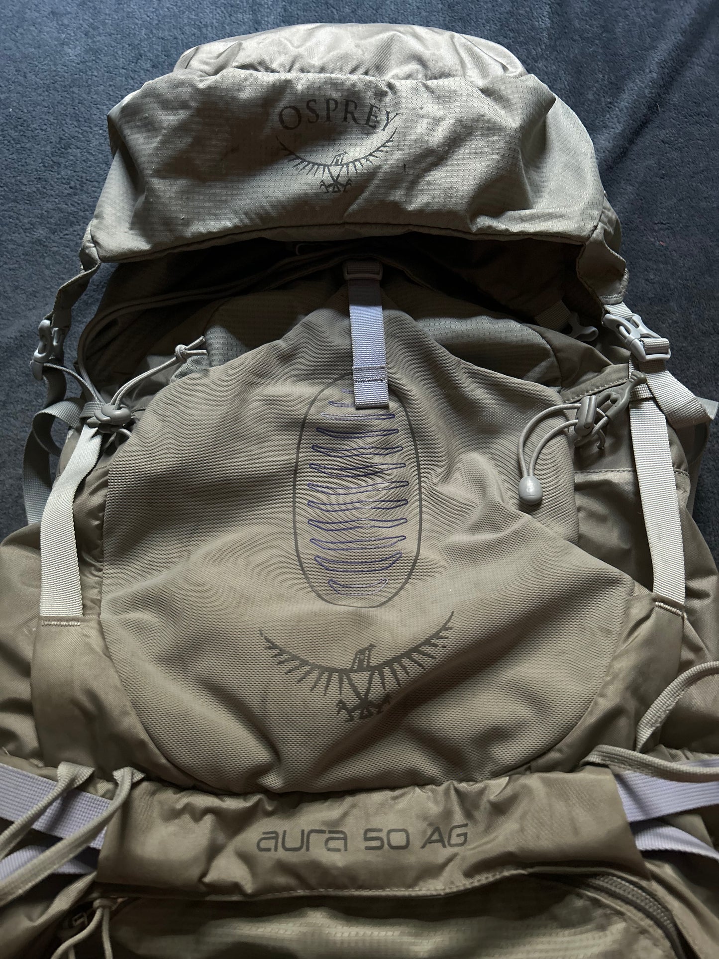 Location: sac à dos Osprey Aura AG. Taille S. 15 euros / week-end et 20 euros / semaine.