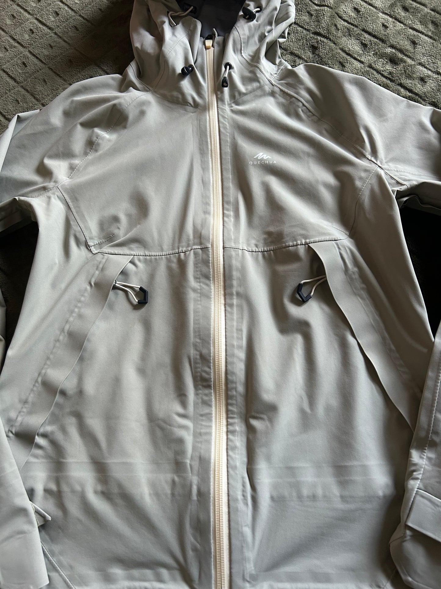 Veste imperméable quechua MH500 d’occasion pour femmes. Taille XS