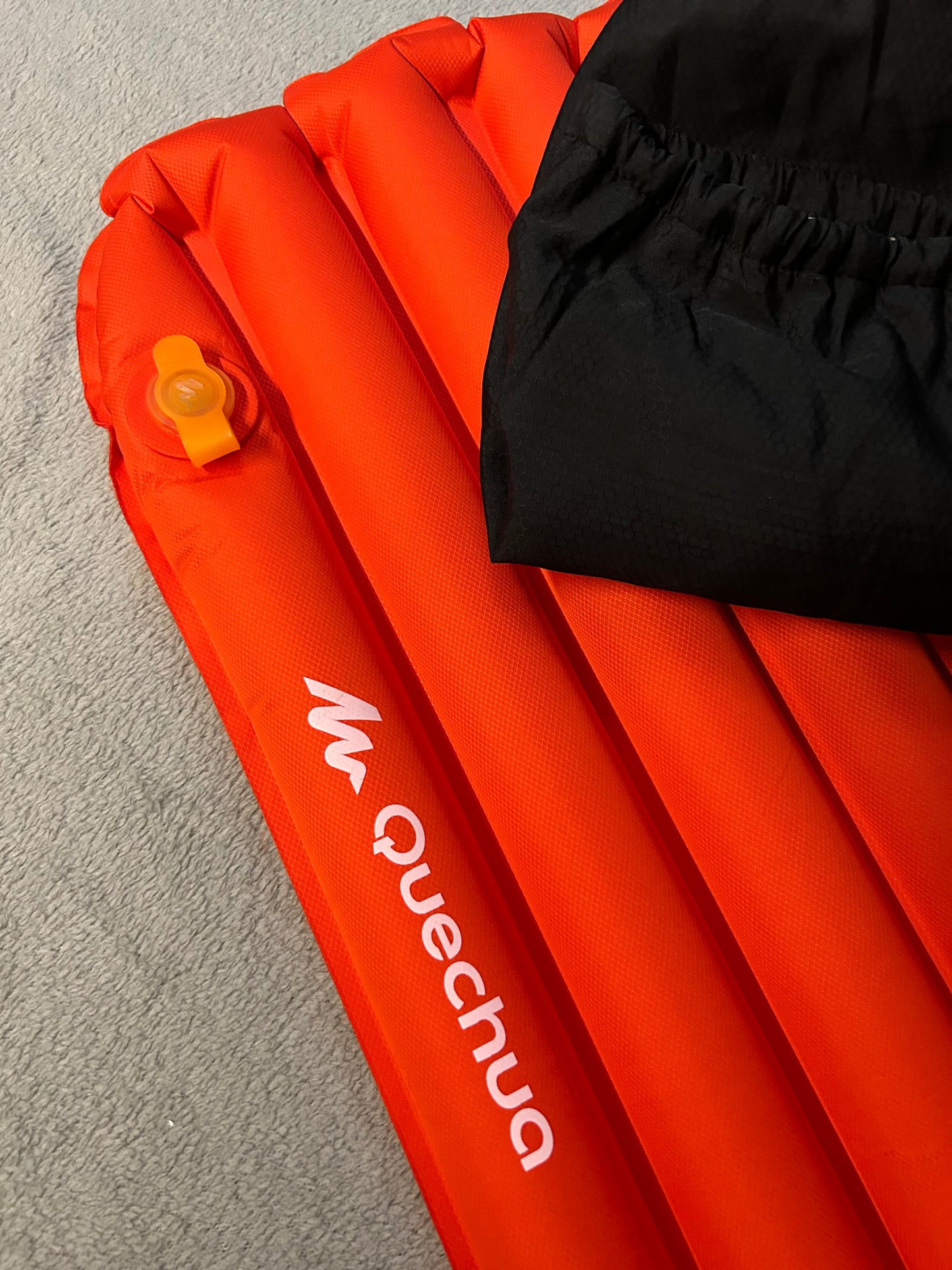 Location matelas gonflable forclaz. 550 grammes . 9 euros / week-end et 15 euros la semaine