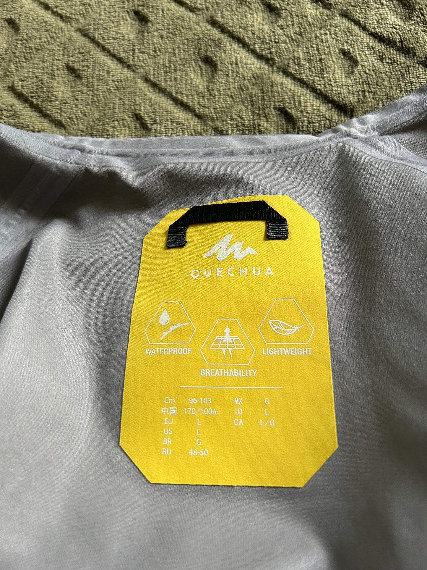 Veste imperméable quechua MH500 d’occasion pour femmes. Taille L