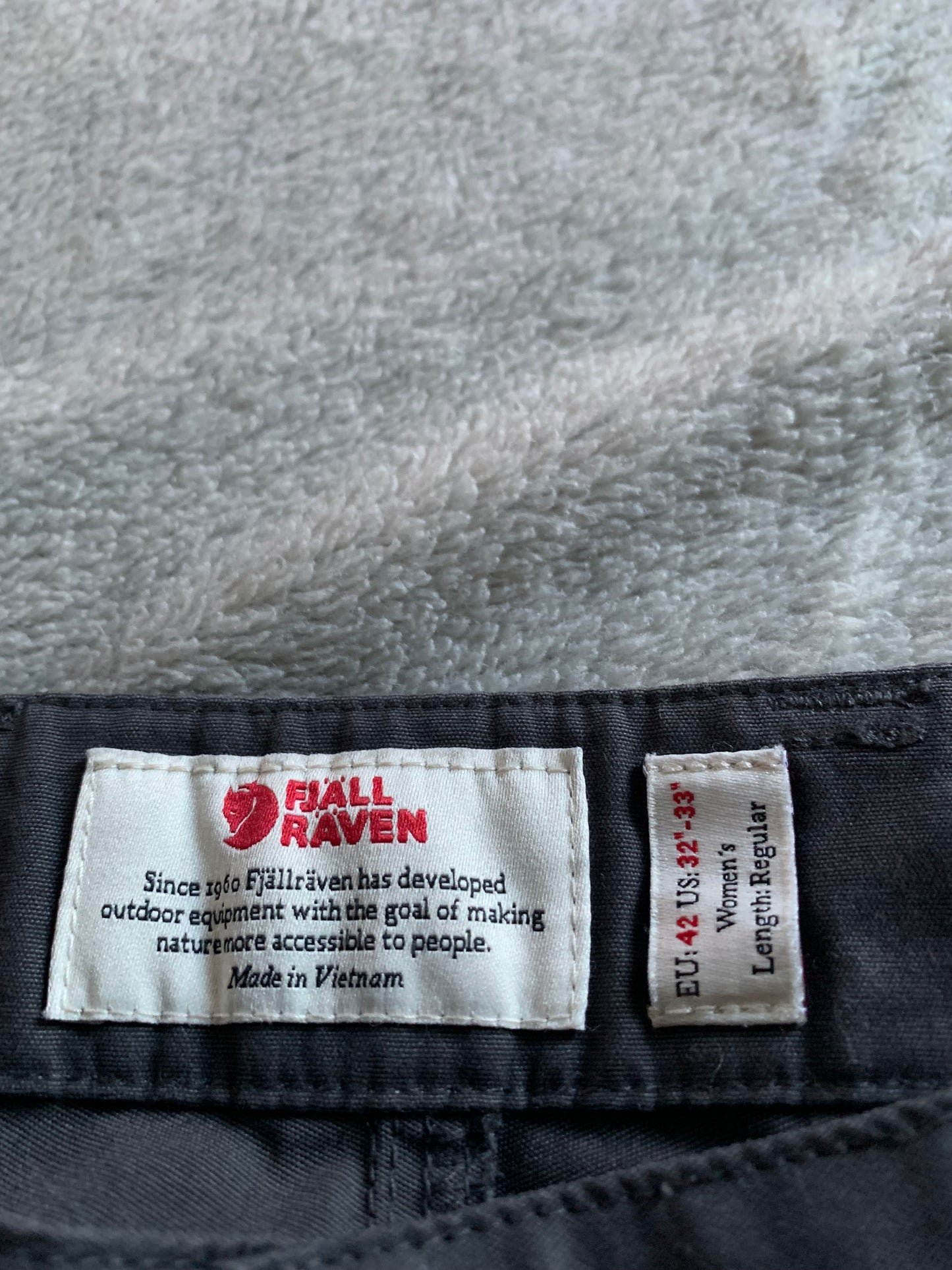 Pantalon de randonnée Fjallraven d’occasion pour femme. Taille L/XL.