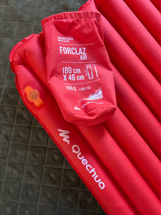Matelas gonflable forclaz d’occasion. 550 grammes.