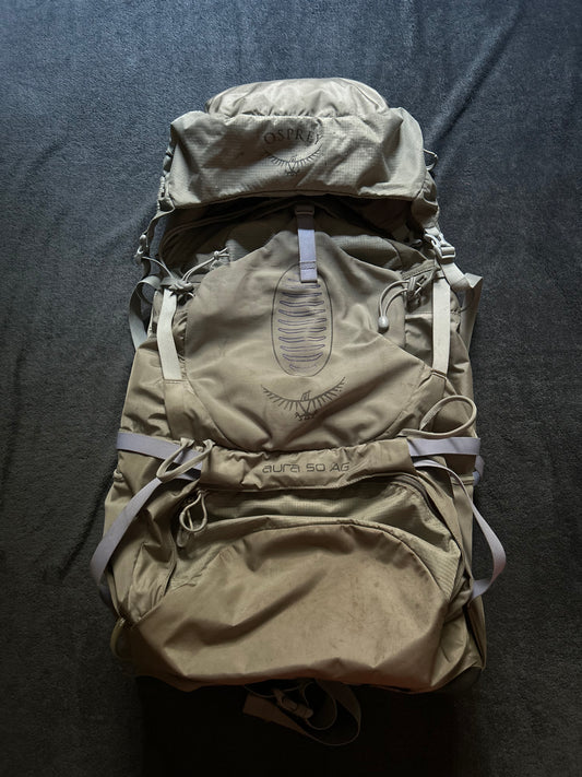 Location: sac à dos Osprey Aura AG. Taille S. 15 euros / week-end et 20 euros / semaine.