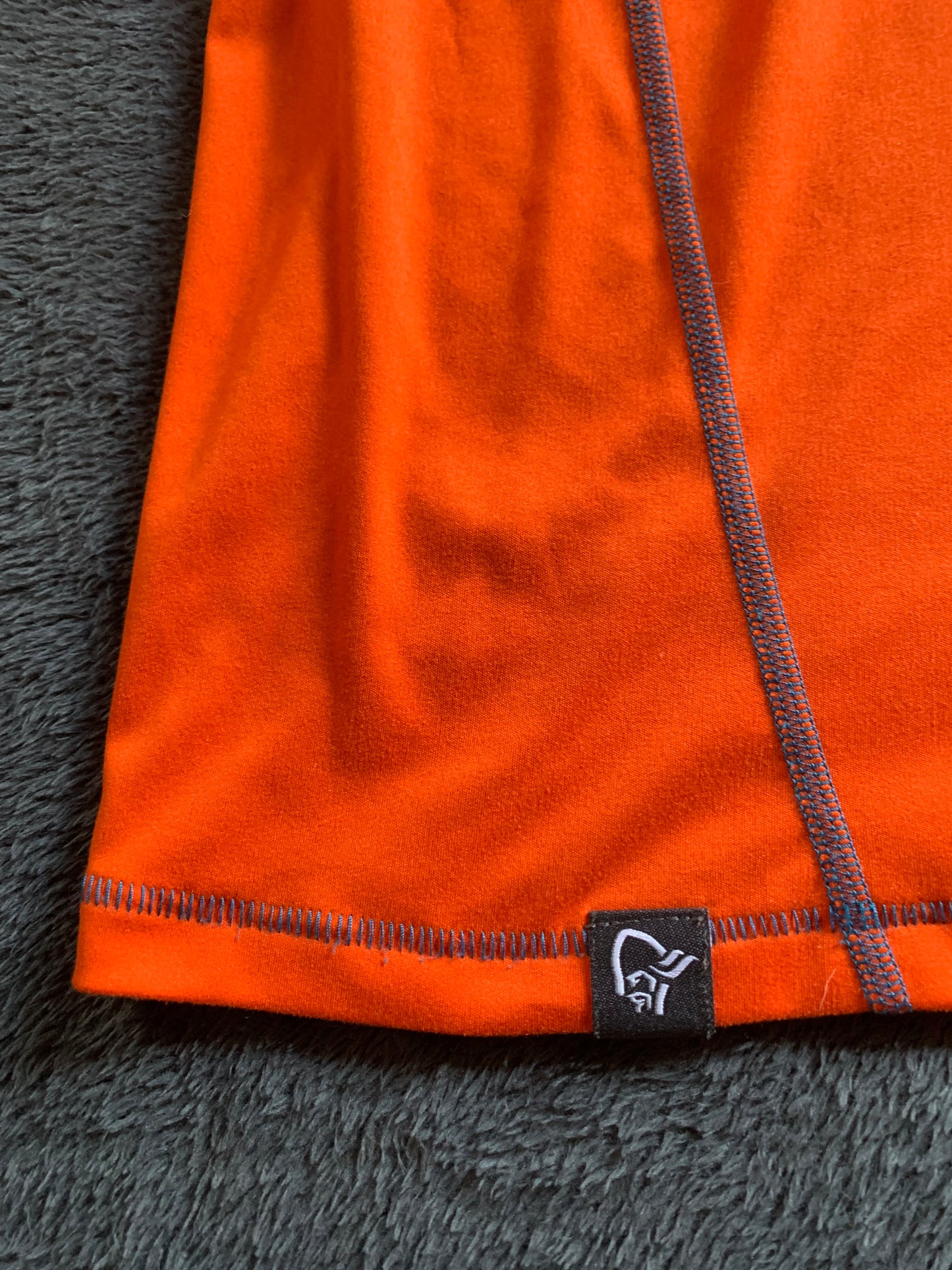 Tee shirt de sport Norrona d’occasion pour hommes. Taille S