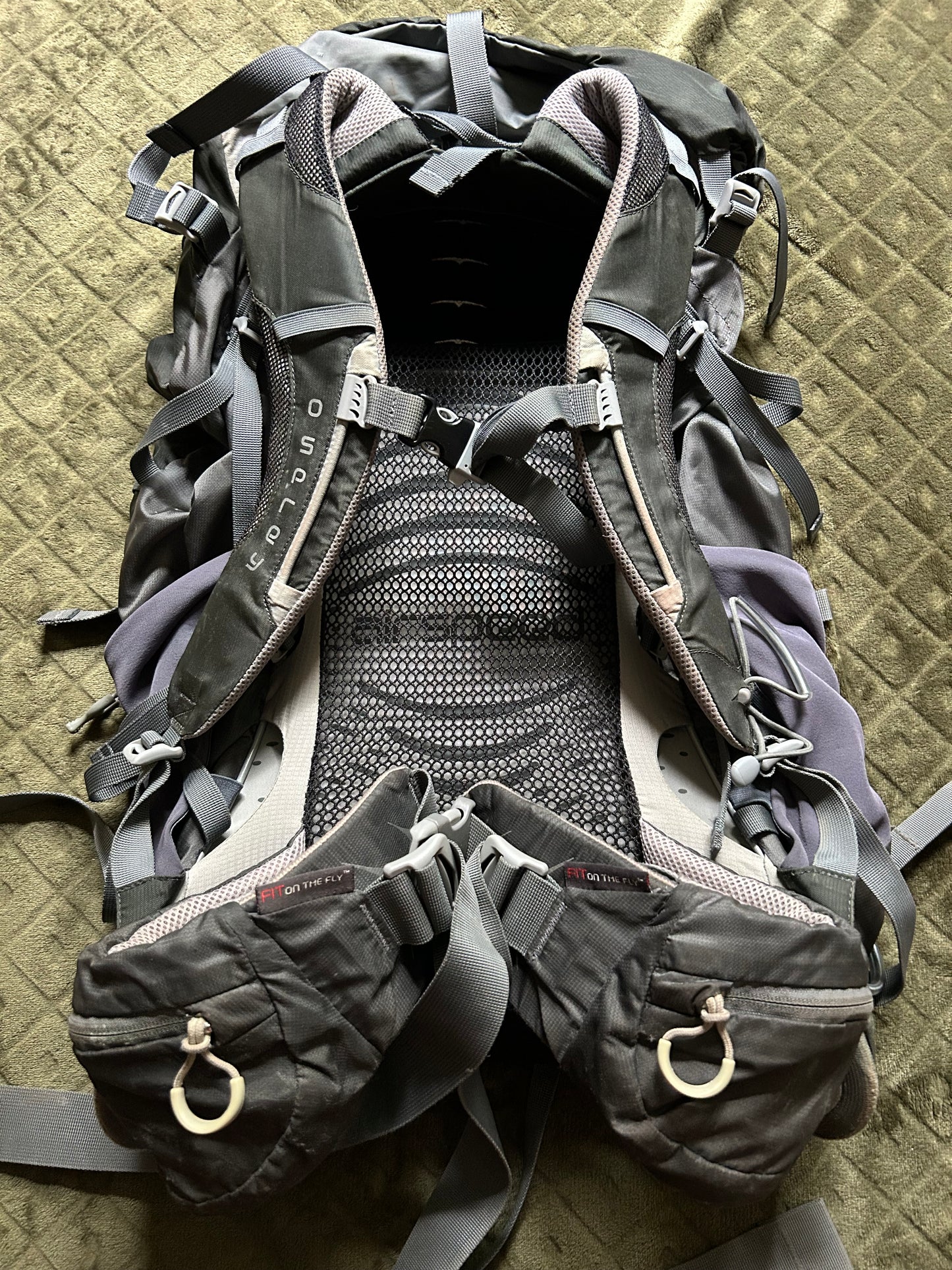 Location sac à dos Osprey Atmos 50. Taille M/L. 15 euros / week-end et 20 euros la semaine.