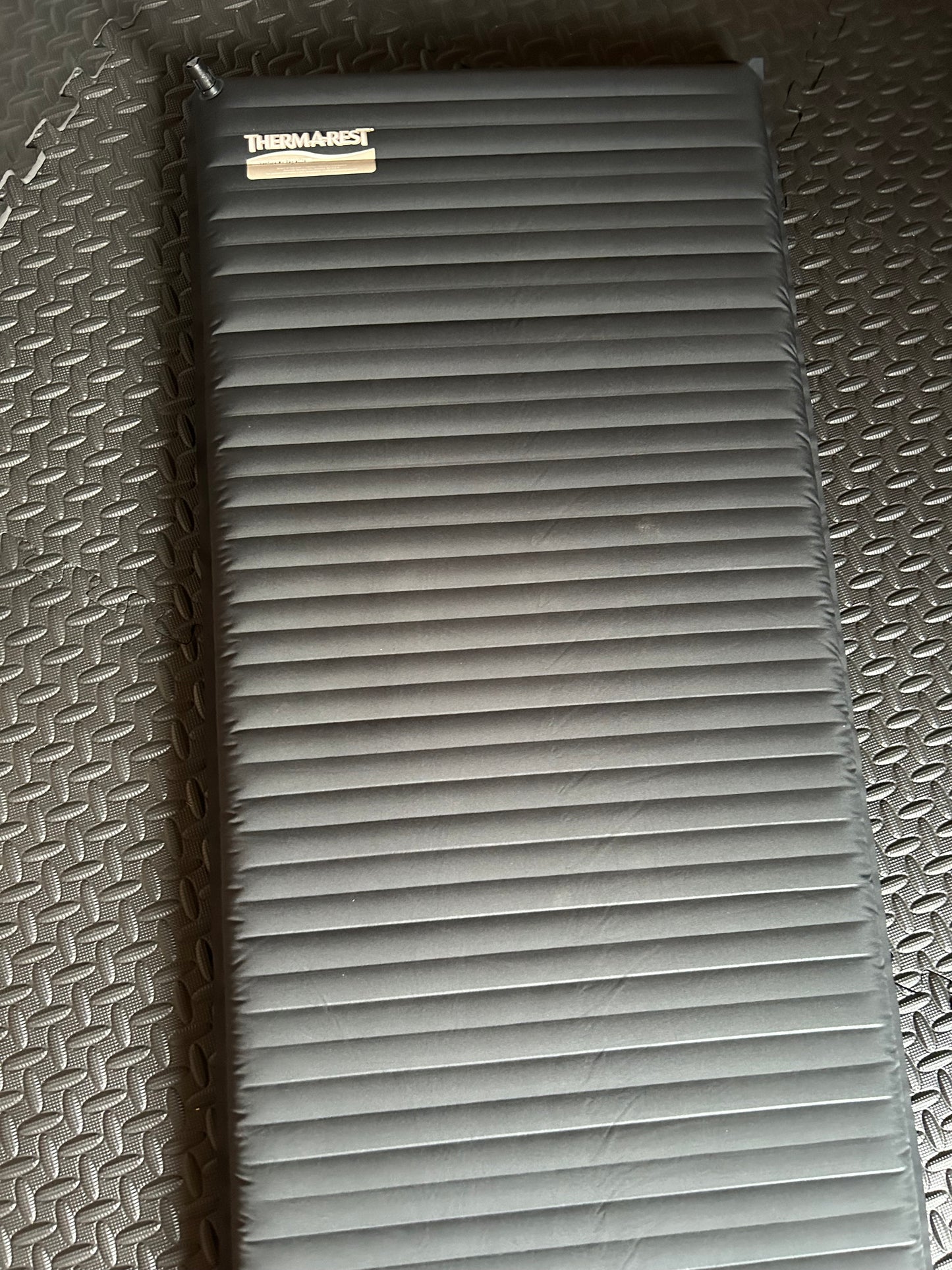 Matelas gonflable Thermarest  d’occasion modèle venture a réparer. 560 grammes.
