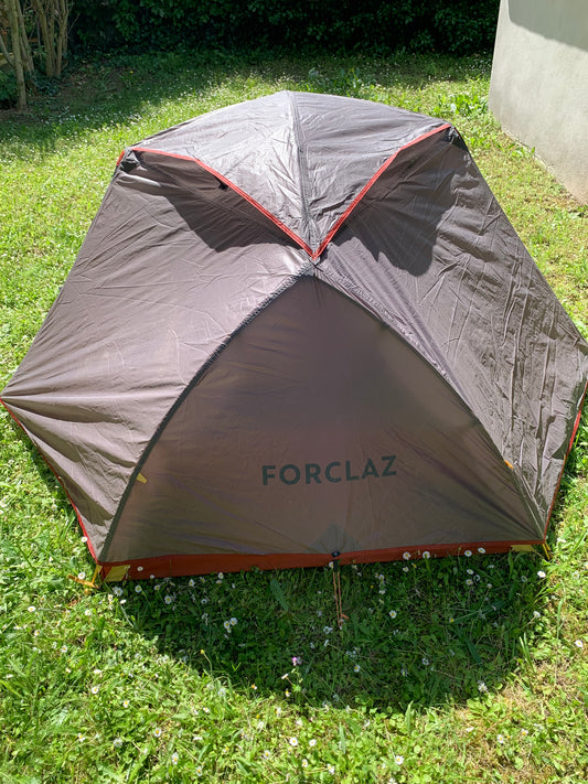 Location toile de tente de bivouac forclaz MT900 2 places. 1950 grammes. ( 25 euros / week-end ).