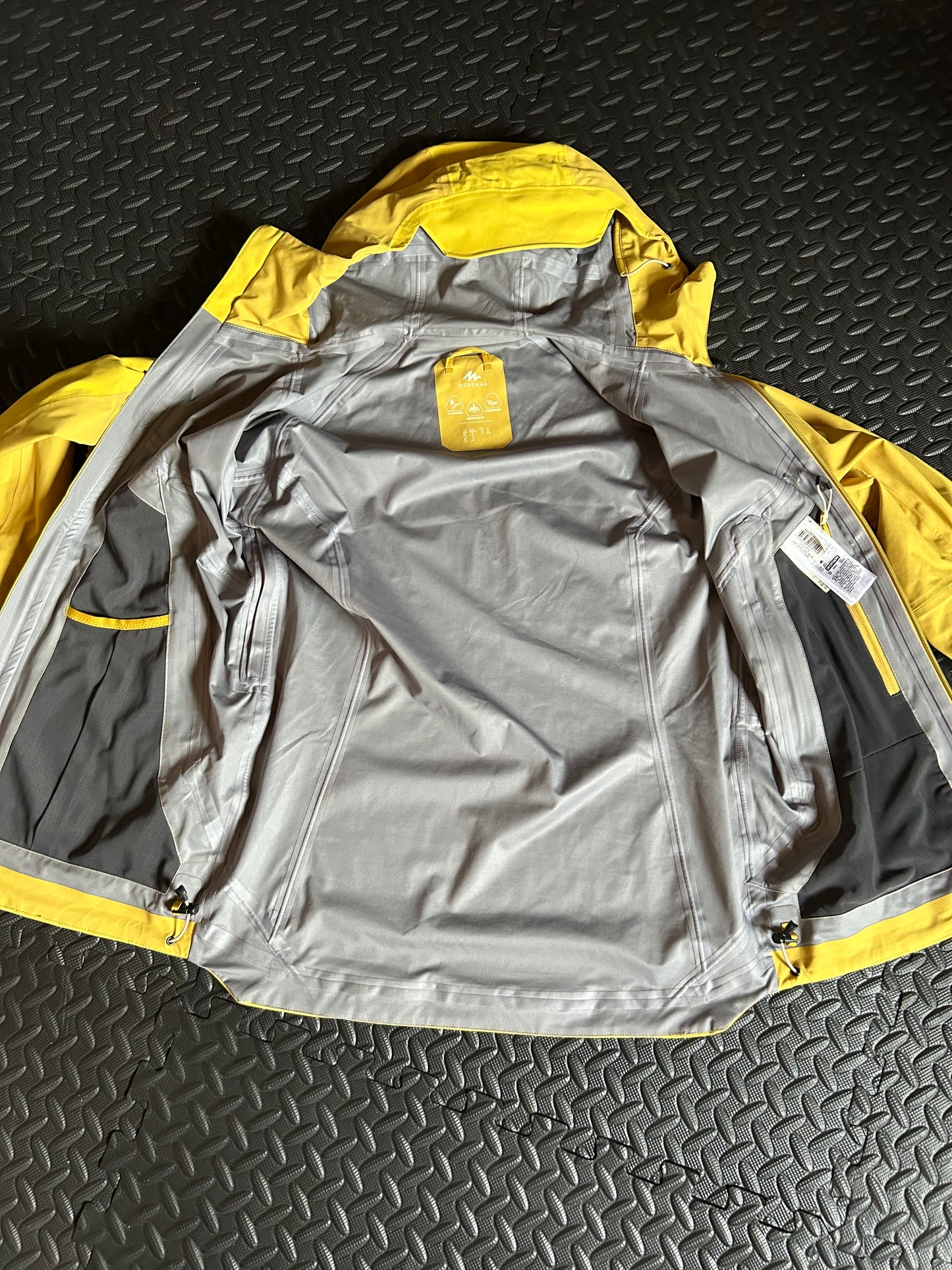 Veste imperméable quechua MH500 d’occasion pour hommes. Taille M