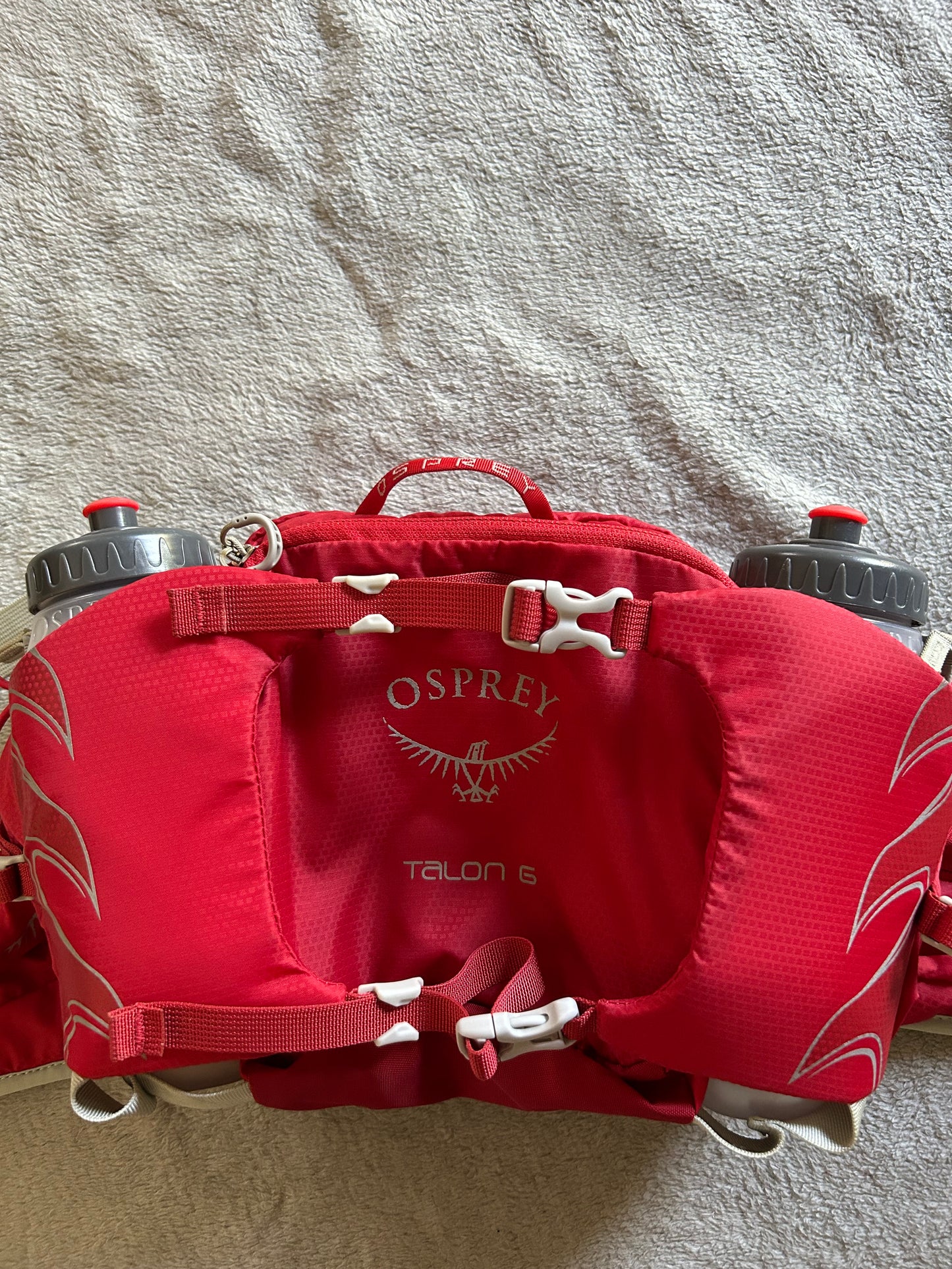 Sacoche d’hydratation osprey d’occasion talon 6 avec ses deux gourdes.