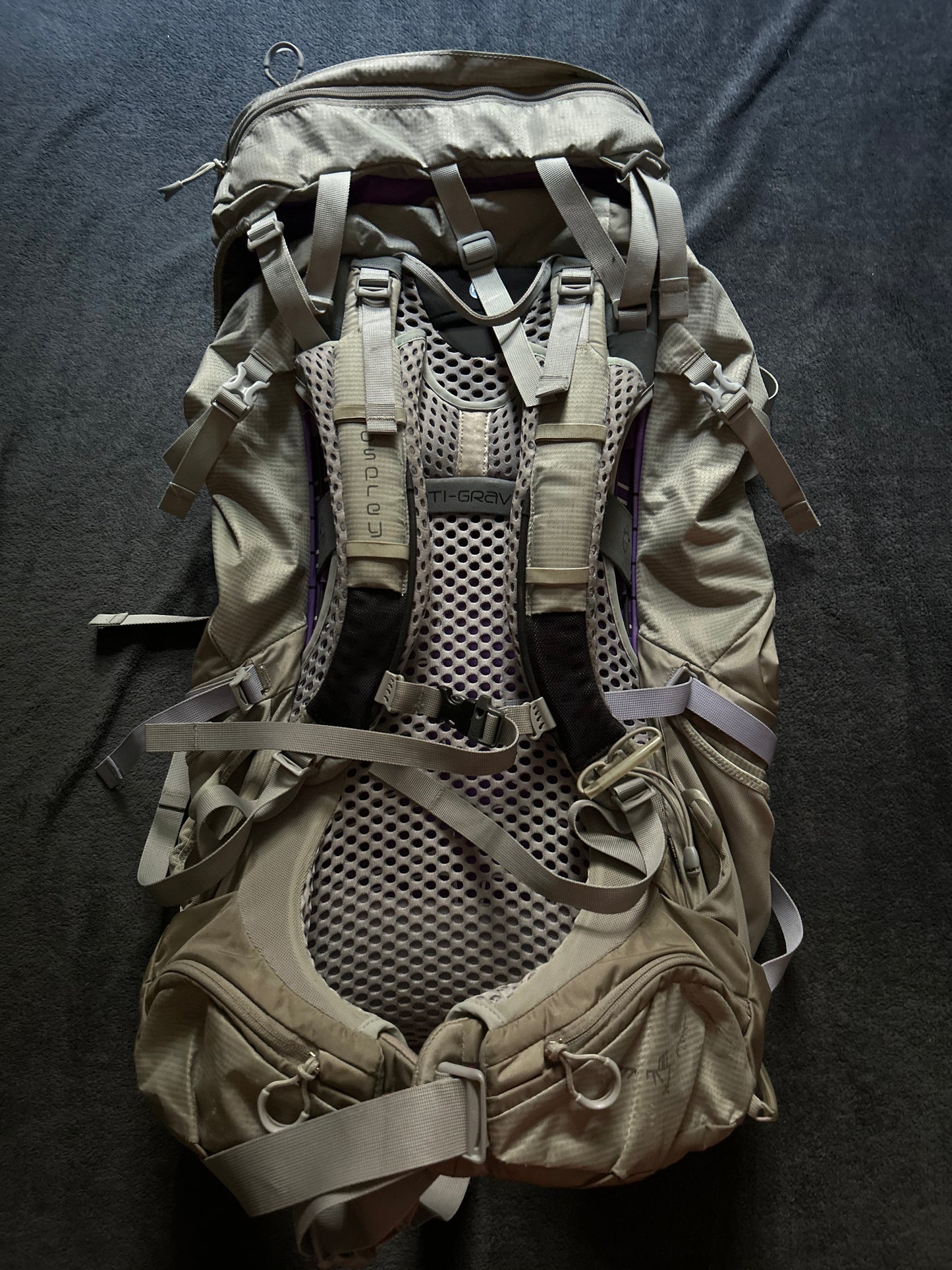Location: sac à dos Osprey Aura AG. Taille S. 15 euros / week-end et 20 euros / semaine.