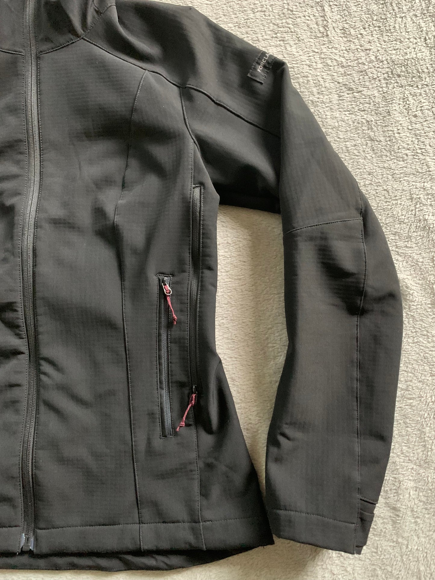 Veste de randonnée forclaz d’occasion pour femmes. Taille XS/S