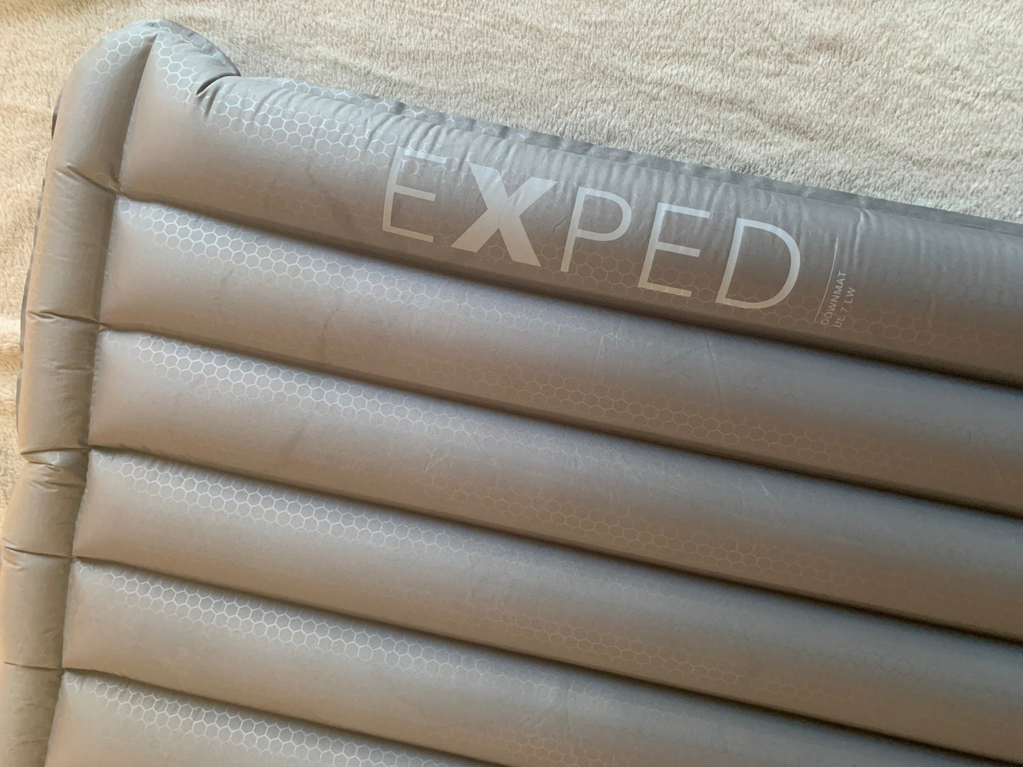 Location matelas gonflable Exped downmat. R-value 5,9. ( 20 euros / week-end ).